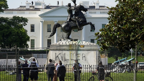 Ukendte gerningsmand har skrevet "Morder" på statuen af tidligere præsident og slavehandler Andrew Jackson foran Det Hvide Hus. Mandag forsøgte demonstranter uden held at rive statuen ned.