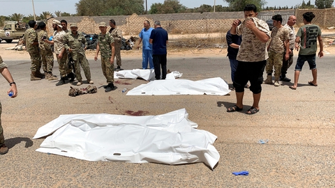 FILE PHOTO: Fighters loyal to Libya's internationally recognised government gather near covered bodies after regaining control over the city, in Tripoli, Libya, June 4, 2020. (Foto: Staff/Reuters/Ritzau Scanpix)