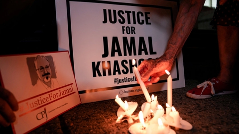 På den første årsdag for drabet på Khashoggi blev der tændt lys foran blandt andet den saudiarabiske ambassade i Washington.